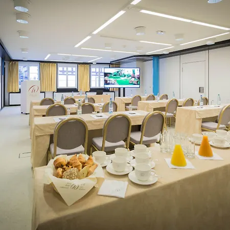 & A La Cour D'alsace By Happyculture